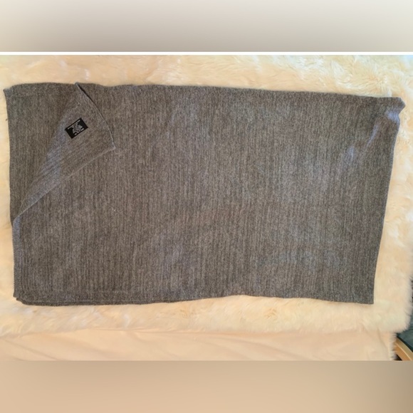 New V Fraas Gray Cashmere Gold Shimmer Blend SCARF Wrap - Picture 7 of 7